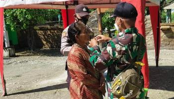 Tegas Dan Peduli, Satgas TMMD Bojonegoro Berikan Masker Warga Saat Posyandu Lansia